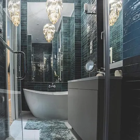 Luxury Gold 2 Bedroom Apartmán *